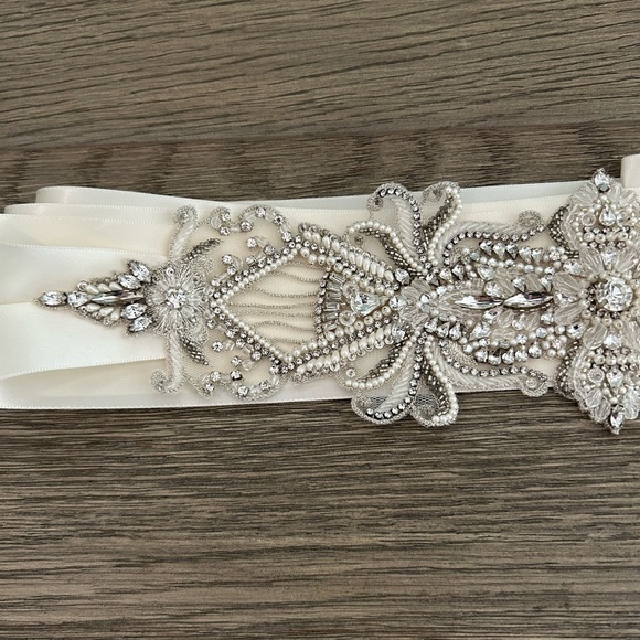Never worn Swarovski crystal wedding belt - Picture 3 of 6